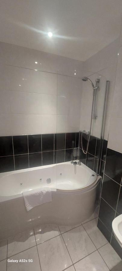 סיהאם Londonderrys Bar And Accommodation מראה חיצוני תמונה