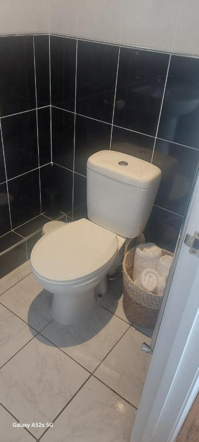 סיהאם Londonderrys Bar And Accommodation מראה חיצוני תמונה