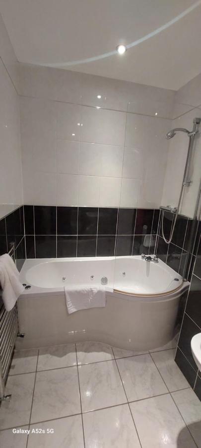 סיהאם Londonderrys Bar And Accommodation מראה חיצוני תמונה